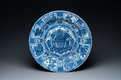 Un grand plat en porcelaine de Chine de type kraak à décor d'une jardinière, Wanli