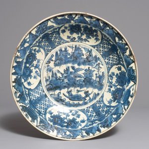 Un grand plat en porcelaine de Chine, dit de Swatow, à décor d'un bateau dans un paysage, Ming — photo 1