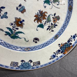 Un grand plat en porcelaine de Chine doucai, Qianlong — photo 11