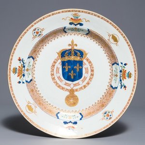 Un grand plat en porcelaine de Chine du service du Roi de France Louis XV, Yongzheng, vers 1732 — photo 1