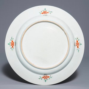 Un grand plat en porcelaine de Chine du service du Roi de France Louis XV, Yongzheng, vers 1732 — photo 2
