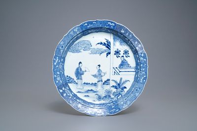 Un grand plat en porcelaine de Chine en bleu et blanc à décor de 'La Romance de la chambre de l'ouest', Qianlong