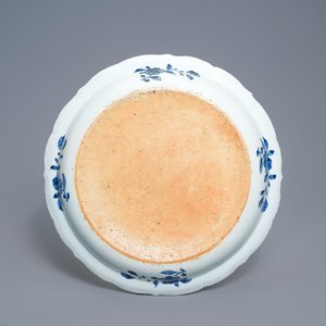Un grand plat en porcelaine de Chine en bleu et blanc à décor de 'La Romance de la chambre de l'ouest', Qianlong — photo 2