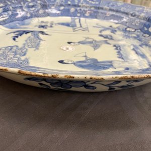 Un grand plat en porcelaine de Chine en bleu et blanc à décor de 'La Romance de la chambre de l'ouest', Qianlong — photo 5