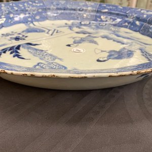 Un grand plat en porcelaine de Chine en bleu et blanc à décor de 'La Romance de la chambre de l'ouest', Qianlong — photo 6