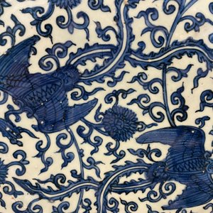 Un grand plat en porcelaine de Chine en bleu et blanc à décor de phénix, Jiajing — photo 5