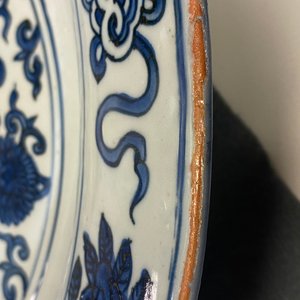 Un grand plat en porcelaine de Chine en bleu et blanc à décor de phénix, Jiajing — photo 7