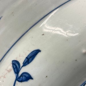 Un grand plat en porcelaine de Chine en bleu et blanc à décor de phénix, Jiajing — photo 10