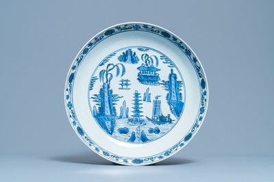 Un grand plat en porcelaine de Chine en bleu et blanc à décor d'un paysage, Jiajing