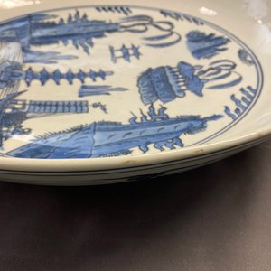 Un grand plat en porcelaine de Chine en bleu et blanc à décor d'un paysage, Jiajing — photo 18