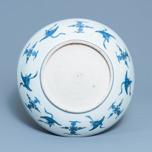 Un grand plat en porcelaine de Chine en bleu et blanc à décor d'un paysage, Jiajing — photo 2