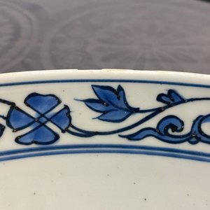 Un grand plat en porcelaine de Chine en bleu et blanc à décor d'un paysage, Jiajing — photo 21