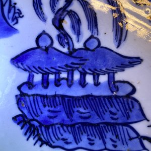 Un grand plat en porcelaine de Chine en bleu et blanc à décor d'un paysage, Jiajing — photo 7