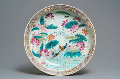 Un grand plat en porcelaine de Chine famille rose à décor de canards, marque de Qianlong, 19ème