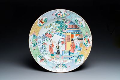 Un grand plat en porcelaine de Chine famille rose à décor de figures devant un temple, Yongzheng