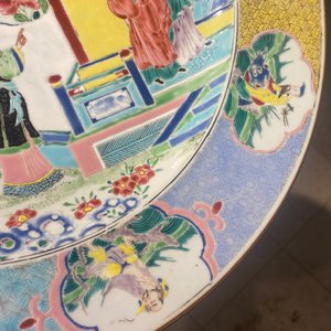 Un grand plat en porcelaine de Chine famille rose à décor de figures devant un temple, Yongzheng — photo 12