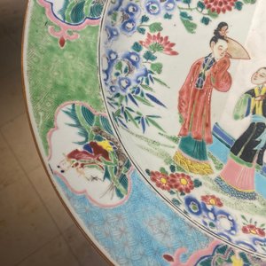 Un grand plat en porcelaine de Chine famille rose à décor de figures devant un temple, Yongzheng — photo 13