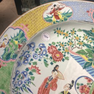 Un grand plat en porcelaine de Chine famille rose à décor de figures devant un temple, Yongzheng — photo 14