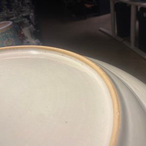 Un grand plat en porcelaine de Chine famille rose à décor de figures devant un temple, Yongzheng — photo 19