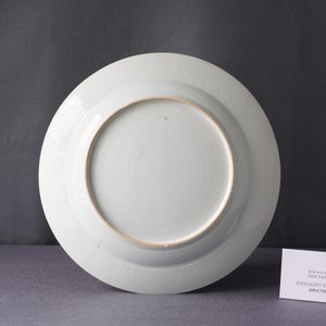 Un grand plat en porcelaine de Chine famille rose à décor de figures devant un temple, Yongzheng — photo 4