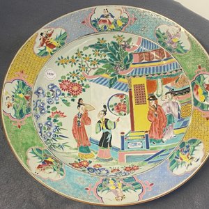 Un grand plat en porcelaine de Chine famille rose à décor de figures devant un temple, Yongzheng — photo 5