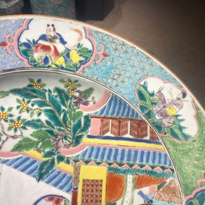 Un grand plat en porcelaine de Chine famille rose à décor de figures devant un temple, Yongzheng — photo 7