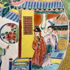 Un grand plat en porcelaine de Chine famille rose à décor de figures devant un temple, Yongzheng — photo 9