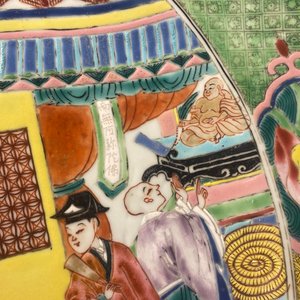 Un grand plat en porcelaine de Chine famille rose à décor de figures devant un temple, Yongzheng — photo 10