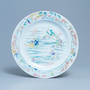 Un grand plat en porcelaine de Chine famille rose à décor de pêcheurs, Yongzheng/Qianlong — photo 1