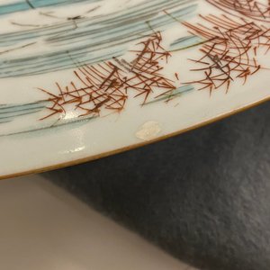 Un grand plat en porcelaine de Chine famille rose à décor de pêcheurs, Yongzheng/Qianlong — photo 11