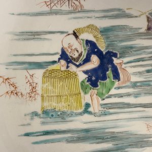 Un grand plat en porcelaine de Chine famille rose à décor de pêcheurs, Yongzheng/Qianlong — photo 12