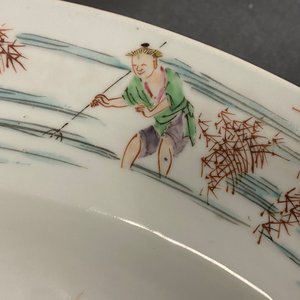 Un grand plat en porcelaine de Chine famille rose à décor de pêcheurs, Yongzheng/Qianlong — photo 17