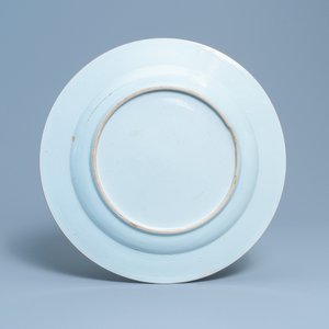Un grand plat en porcelaine de Chine famille rose à décor de pêcheurs, Yongzheng/Qianlong — photo 2