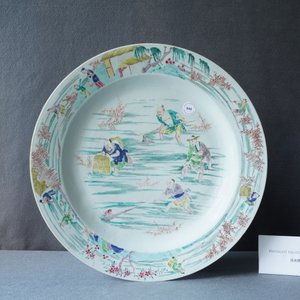 Un grand plat en porcelaine de Chine famille rose à décor de pêcheurs, Yongzheng/Qianlong — photo 3
