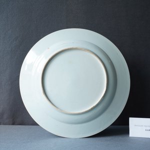Un grand plat en porcelaine de Chine famille rose à décor de pêcheurs, Yongzheng/Qianlong — photo 4