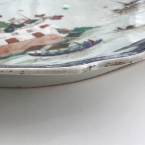 Un grand plat en porcelaine de Chine famille rose à décor du 'Fort Folly', Qianlong — photo 9