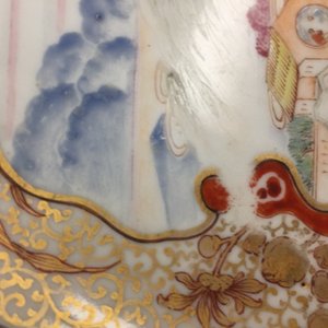 Un grand plat en porcelaine de Chine famille rose à décor d'un paysage raffiné, Yongzheng/Qianlong — photo 3