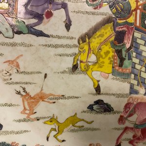 Un grand plat en porcelaine de Chine famille rose à décor d'une chasse aux cerfs, Yongzheng — photo 15