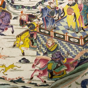 Un grand plat en porcelaine de Chine famille rose à décor d'une chasse aux cerfs, Yongzheng — photo 16