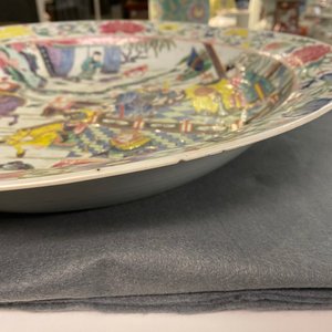 Un grand plat en porcelaine de Chine famille rose à décor d'une chasse aux cerfs, Yongzheng — photo 8