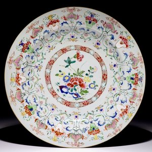 Un grand plat en porcelaine de Chine famille rose au médaillon floral, Yongzheng/Qianlong — photo 1