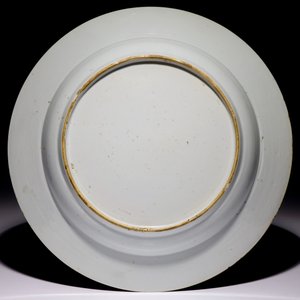 Un grand plat en porcelaine de Chine famille rose au médaillon floral, Yongzheng/Qianlong — photo 2