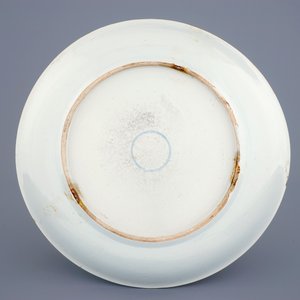 Un grand plat en porcelaine de Chine famille rose aux figures dans un jardin, Kangxi/Yongzheng, début du 18ème — photo 2