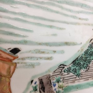 Un grand plat en porcelaine de Chine famille rose aux figures dans un jardin, Kangxi/Yongzheng, début du 18ème — photo 5