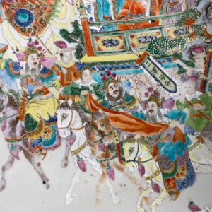 Un grand plat en porcelaine de Chine famille rose de Canton, 19ème — photo 4