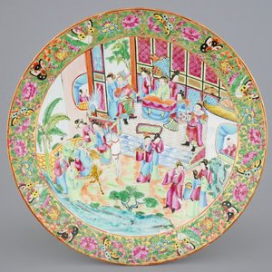 Un grand plat en porcelaine de Chine famille rose de Canton, 19ème — photo 1