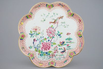 Un grand plat en porcelaine de Chine famille rose en forme de fleur, Yongzheng/Qianlong