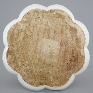 Un grand plat en porcelaine de Chine famille rose en forme de fleur, Yongzheng/Qianlong — photo 2