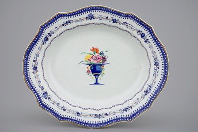 Un grand plat en porcelaine de Chine famille rose export, Qianlong, 18ème