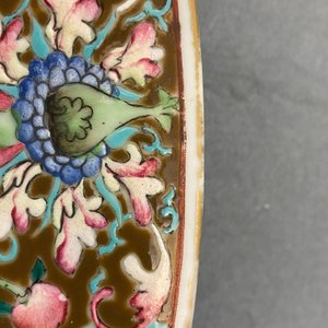 Un grand plat en porcelaine de Chine famille rose, marque de Qianlong, 19ème — photo 3